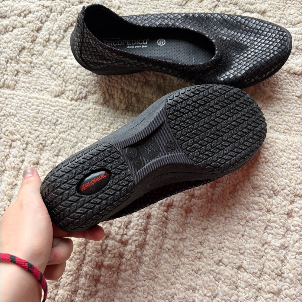 Arcopedico Black Textured Slip-On Ballet Flats - Picture 3 of 4